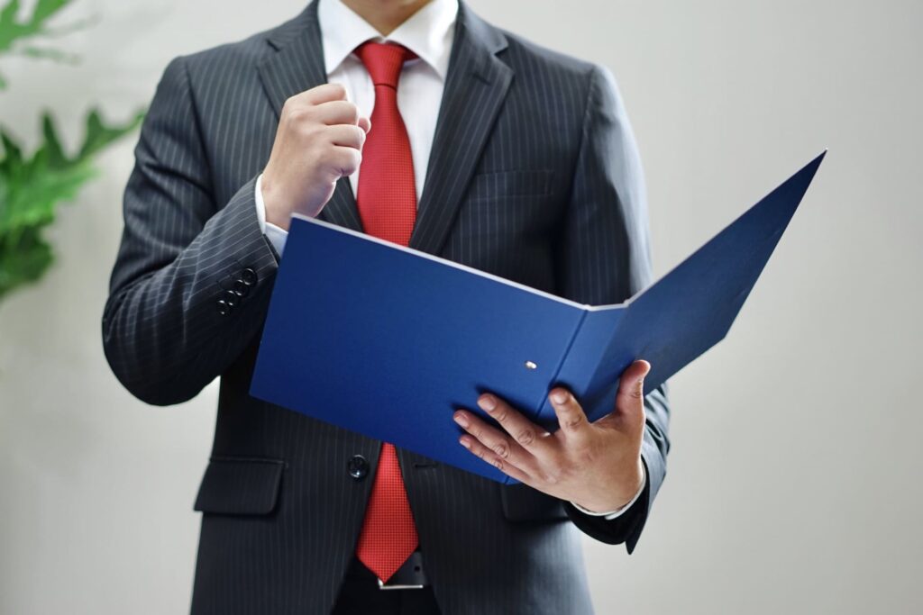 ファイルを持つビジネスマン
