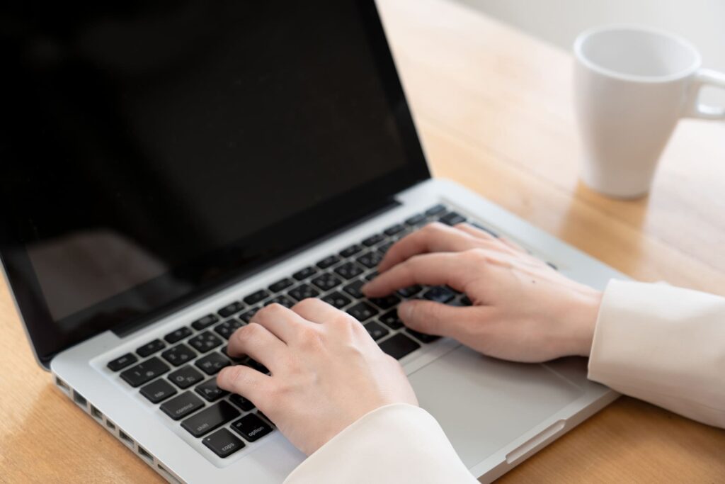 パソコンを使う女性の手元